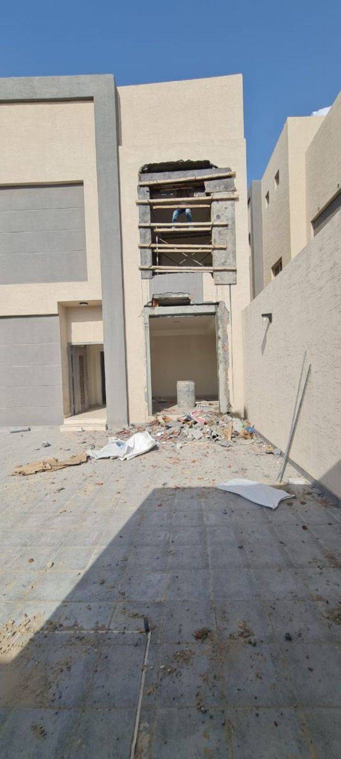 واجهة أثناء تجهيز الفتحات والأسطح قبل التشطيبات النهائية