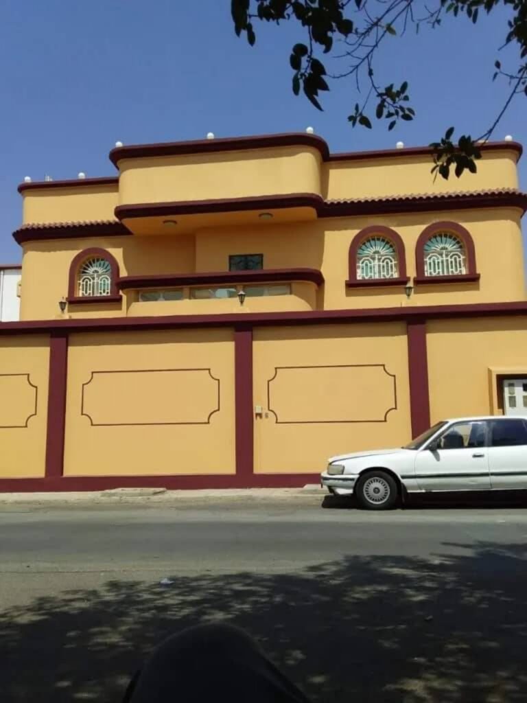 واجهة بألوان صفراء وتفاصيل حمراء