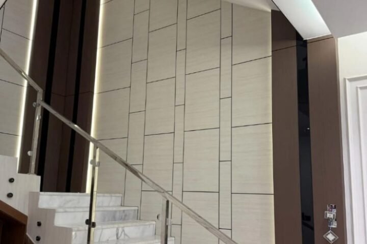 تقسيمات جدارية هندسية بجانب درج رخامي
