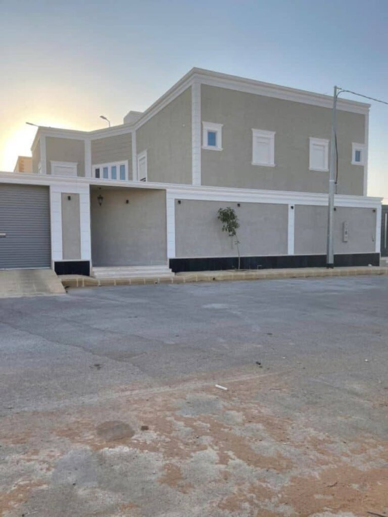 واجهة رمادية بإطارات بيضاء
