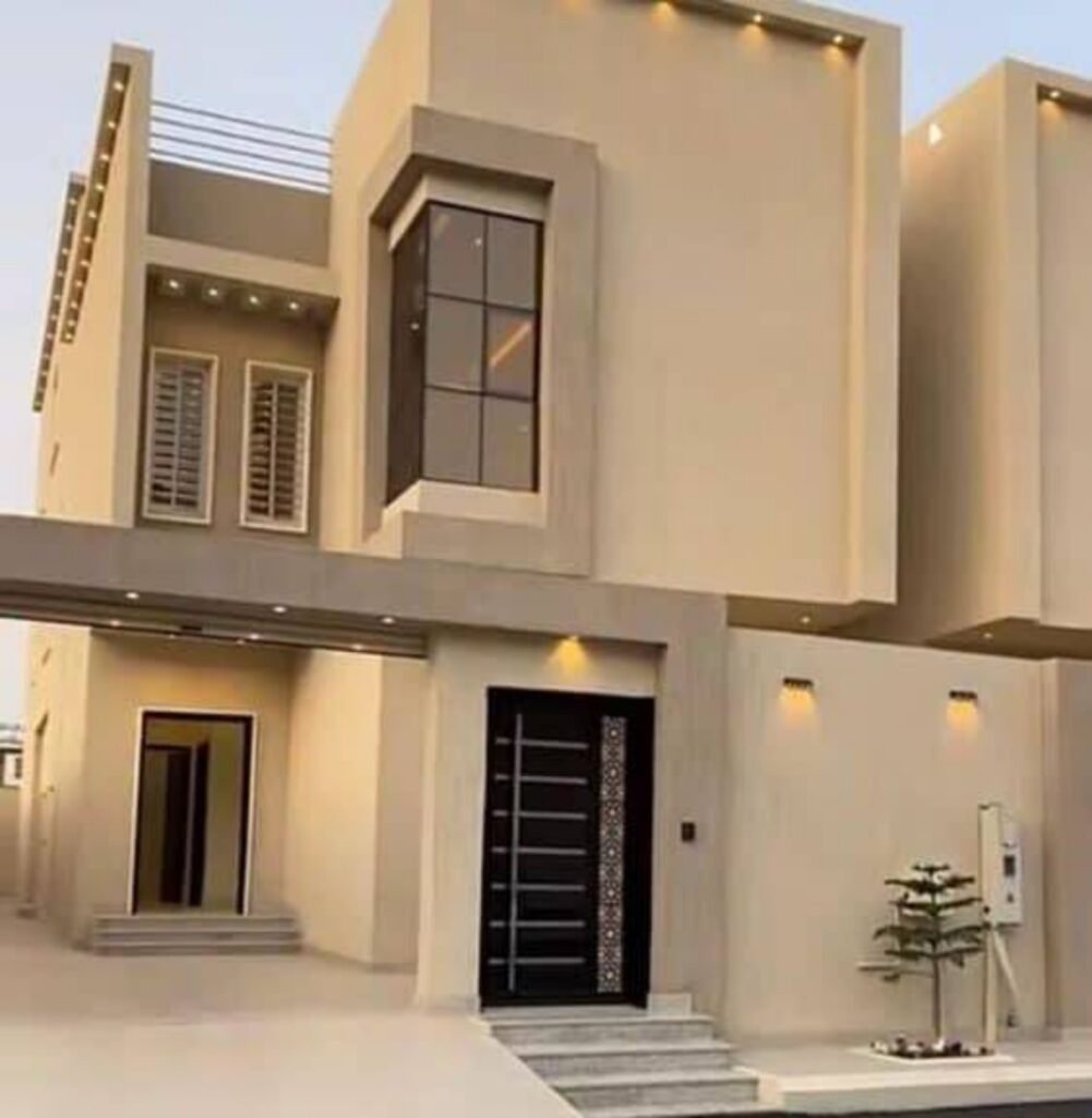 مدخل فيلا بلون كريمي وإضاءة خارجية