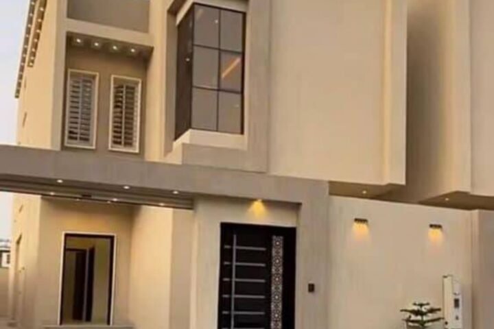 مدخل فيلا كريمي بتفاصيل بارزة وإضاءة خارجية
